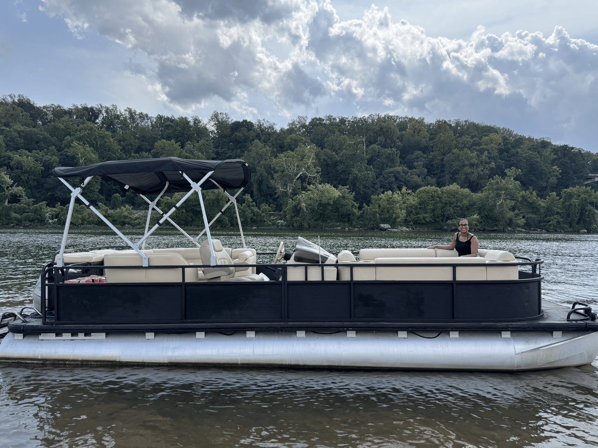 Yacht cruising the Potomac